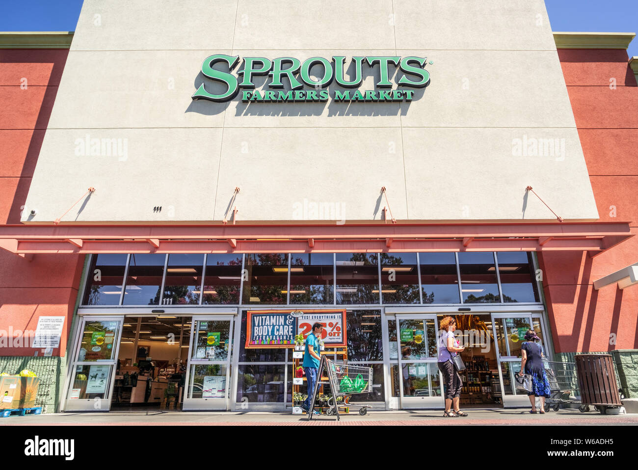 Luglio 31, 2019 Sunnyvale / CA / USA - Ingresso a uno dei germogli mercato agricolo il supermarket si trova nella parte sud di San Francisco Bay Area Foto Stock