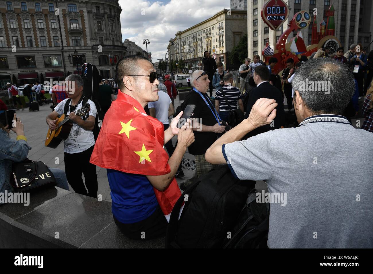 Per gli appassionati di calcio di tutto il mondo partecipano in un carnevale di calcio in vista del 2018 FIFA World Cup nei pressi della Piazza Rossa di Mosca, Russia, 13 giugno Foto Stock