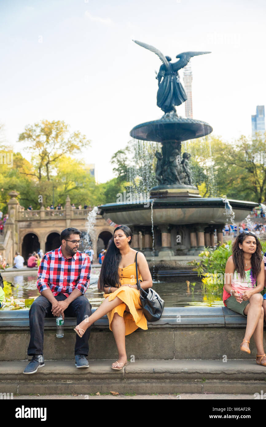 NEW YORK CITY - Luglio 27, 2019: vista della storica fontana di Bethesda in New York City con persone in visita per un giorno di estate. Foto Stock