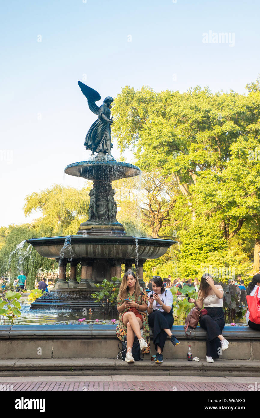 NEW YORK CITY - Luglio 27, 2019: vista della storica fontana di Bethesda in New York City con persone in visita per un giorno di estate. Foto Stock
