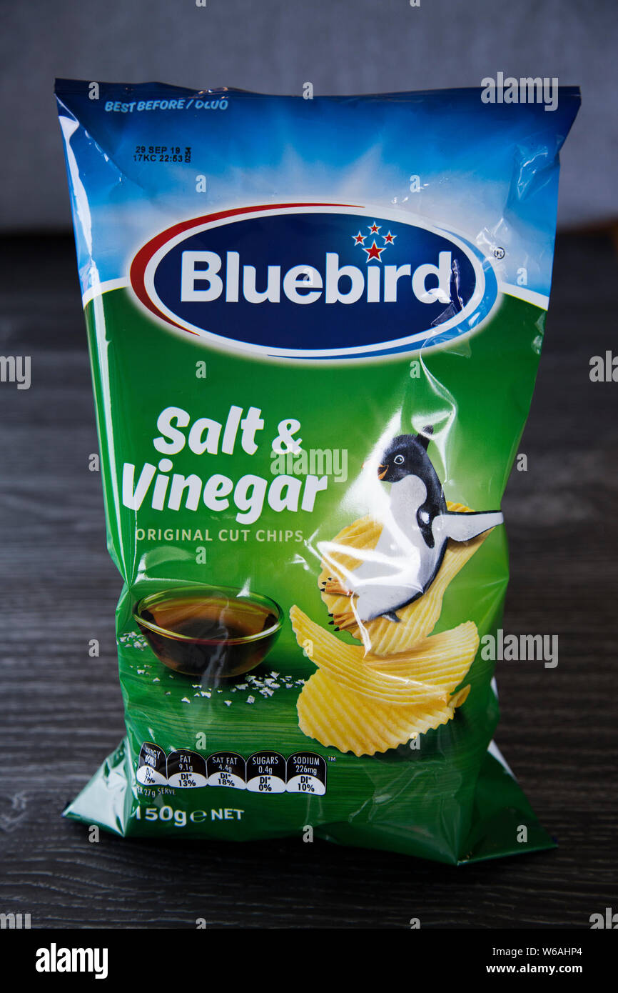 Pacchetto di sale e aceto chips fatte da Bluebird. Il verde e il blu il pacchetto con il pinguino sulla parte anteriore. Marca leader di ripple tagliare trucioli o patatine NZ Foto Stock