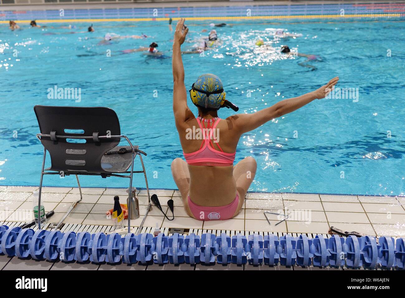 In questa foto non datata, un membro di un underwater hockey team partecipa a una sessione di formazione presso una piscina in Cina a Shanghai. Garretto subacquea Foto Stock