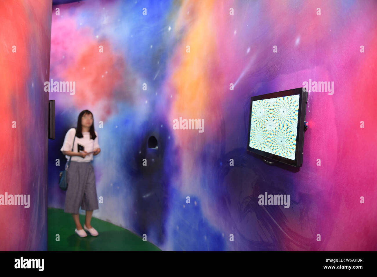 Viene visualizzata una schermata di abbagliamento di effetti visivi per i visitatori di sperimentare come tossicodipendenti sentire al Hebei (Shijiazhuang) anti-droga Base di istruzione al mar Foto Stock