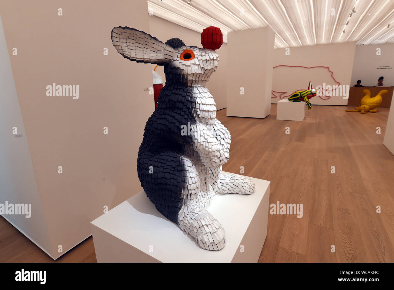 Una installazione di arte "Lookout Coniglio' progettato da artista olandese Florentijn Hofman è sul display durante la "riproduzione in tutto il mondo " presentazione solista Foto Stock