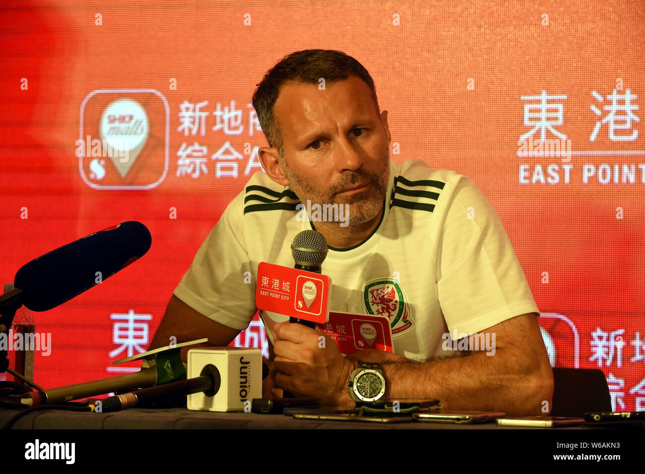 Welsh allenatore di calcio e ex calciatore Ryan vedi figg. *** partecipa ad un evento di firma a Hong Kong, Cina, 17 giugno 2018. Foto Stock Welsh allenatore di calcio e ex calciatore Ryan vedi figg. *** partecipa ad un evento di firma a Hong Kong, Cina, 17 giugno 2018. Foto Stock