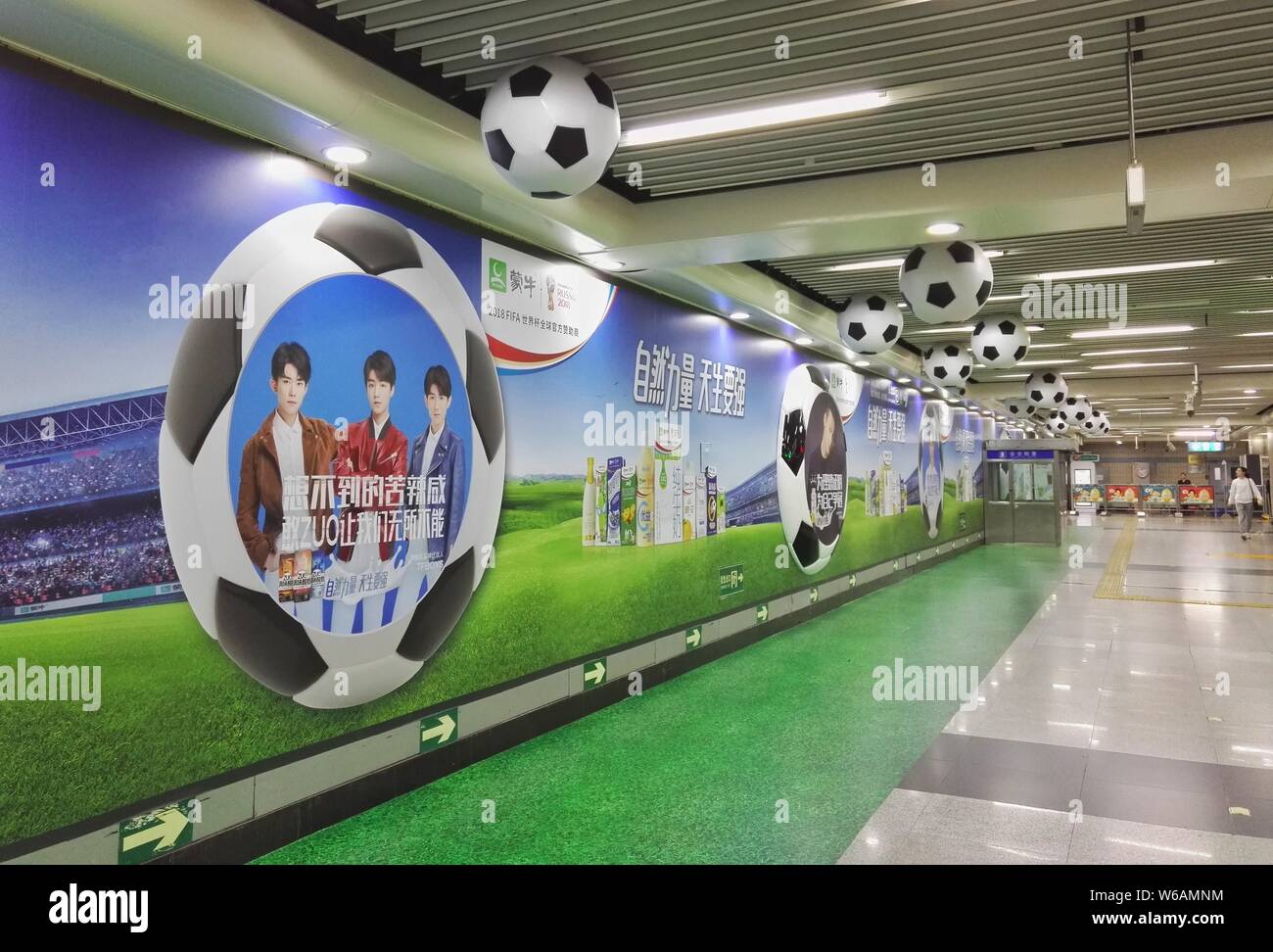 --FILE--un annuncio di Mengniu Dairy per il prossimo 2018 FIFA World Cup è visto a una stazione della metropolitana di Pechino la linea 1 della metropolitana di Pechino, Cina, Foto Stock