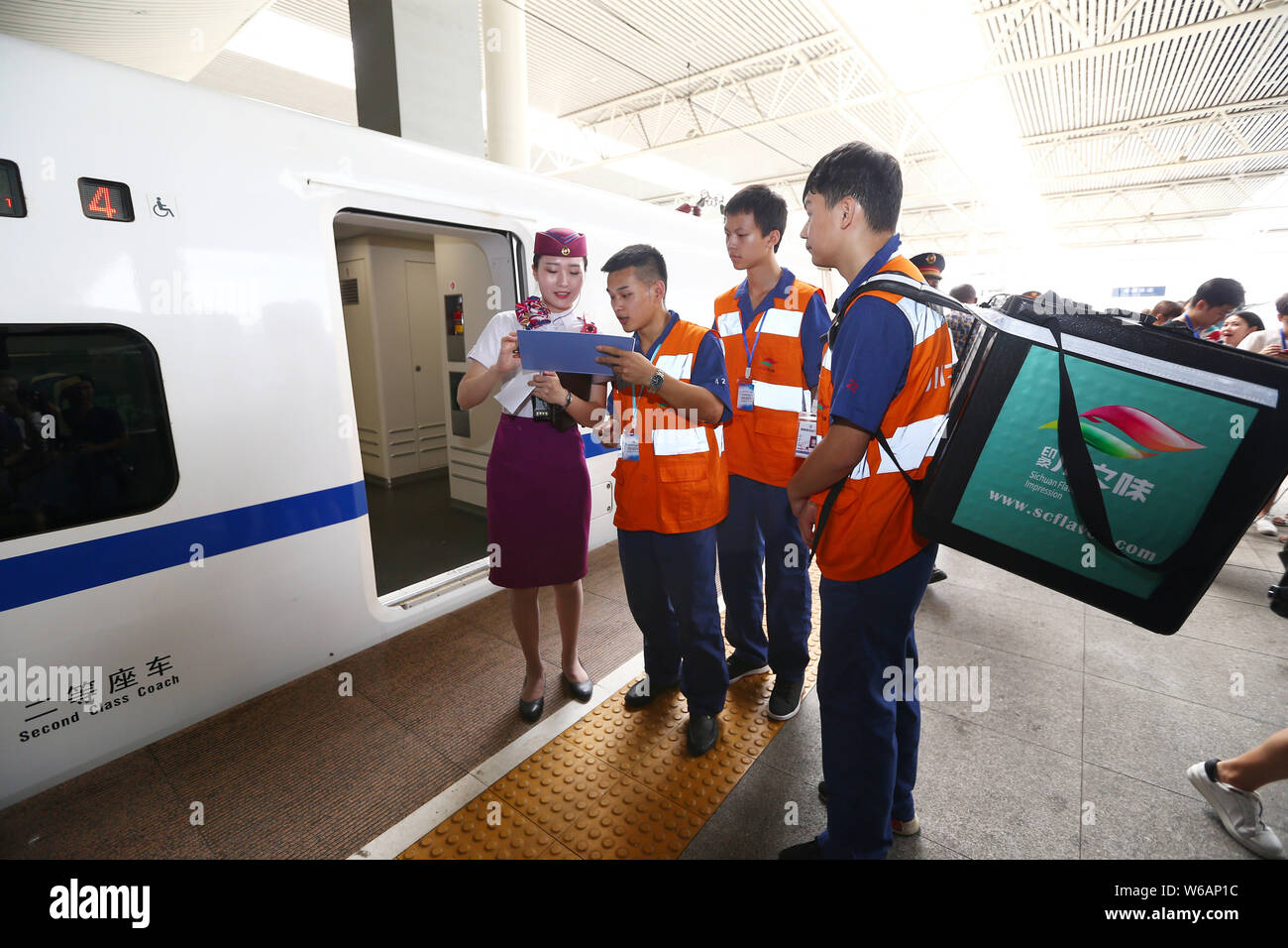 --FILE--Consegna del cibo corrieri dare il pasto ordinato dai passeggeri per il personale ferroviario a Chengdu dalla stazione ferroviaria Est di Chengdu, southwest C Foto Stock