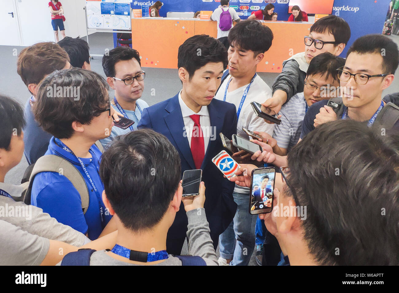 Ex sud coreano giocatore di football Park Ji-sung, centro viene intervistato prima del gruppo f corrispondenza tra la Svezia e la Corea del Sud durante il FIFA World Foto Stock