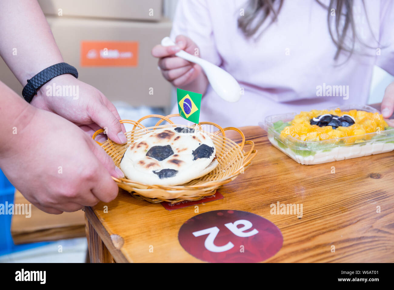 Vista del calcio-roujiamo sagomato, noto anche come un cinese sandwich a base di carne, per preriscaldare il 2018 FIFA World Cup è servita in un ristorante di Hangzhou, e Foto Stock