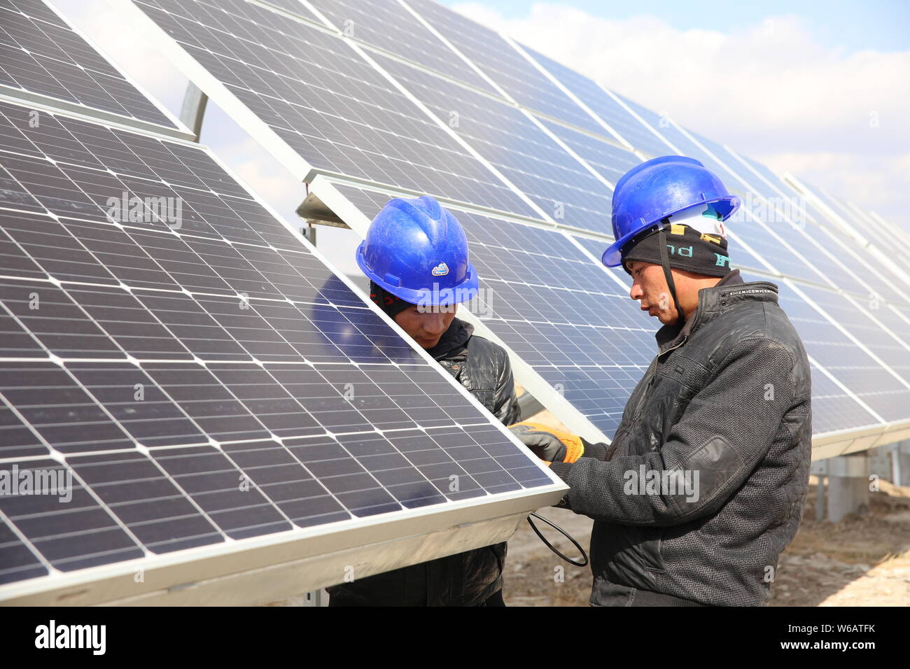 --FILE--lavoratori cinesi installare pannelli solari in corrispondenza di una centrale fotovoltaica di Cina Huaneng Group in Daqing city, a nord-est della Cina di Heilongjiang pro Foto Stock