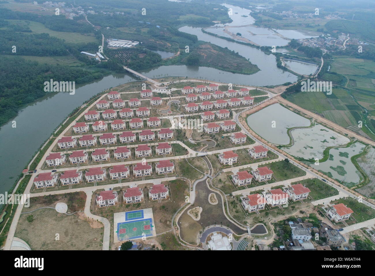 Vista aerea di ville donati da 54-anno-vecchio miliardario cinese Chen Sheng per gli abitanti di un villaggio nel villaggio Guanhu, Suixi county, Zhanjiang city, a sud la Cina" Foto Stock