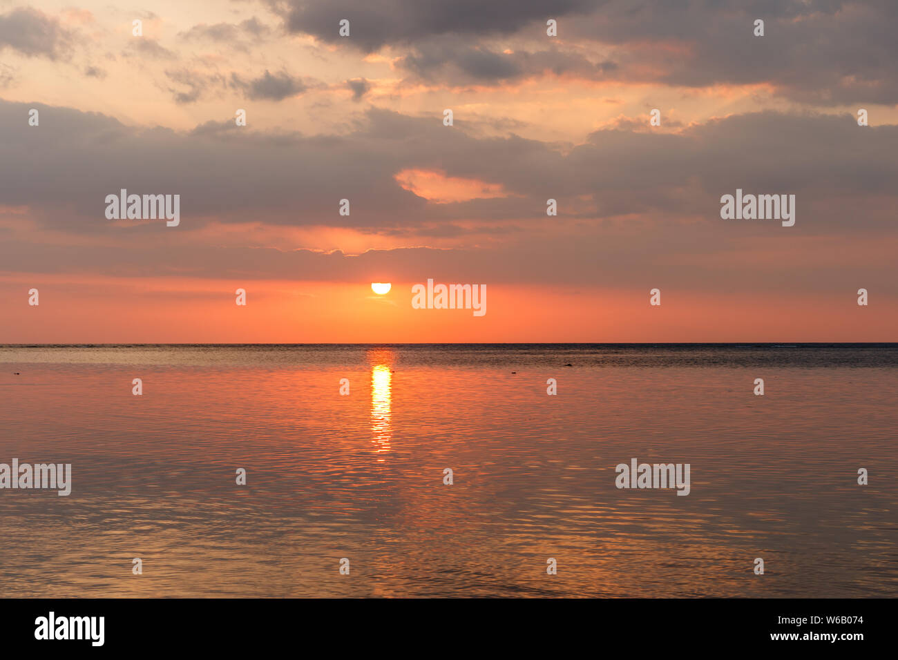 Tramonto a Lovina Beach, Buleleng, Bali, Indonesia. Foto Stock