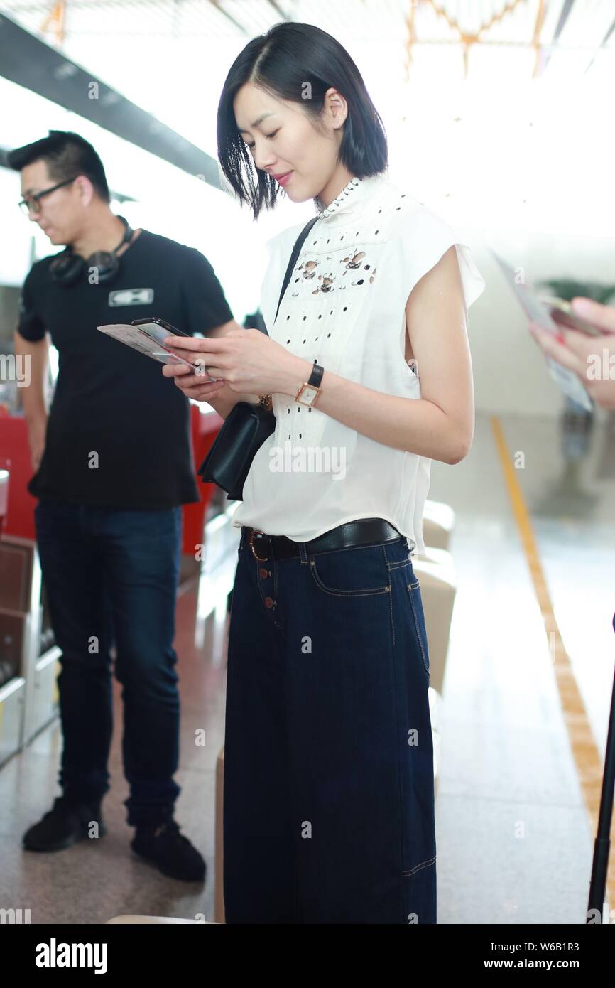 Modello cinese Liu Wen è raffigurato come lei arriva presso l'Aeroporto Internazionale Capital di Pechino in Cina, 11 giugno 2018. Foto Stock
