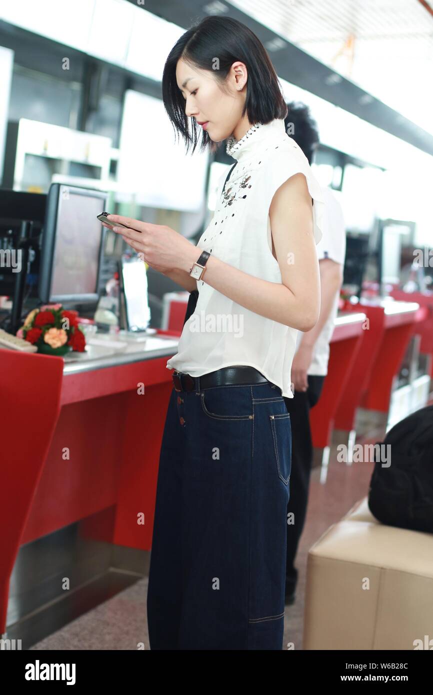 Modello cinese Liu Wen è raffigurato come lei arriva presso l'Aeroporto Internazionale Capital di Pechino in Cina, 11 giugno 2018. Foto Stock