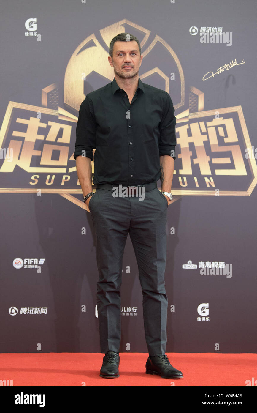 Pensionati italiani football star Paolo Maldini pone sul tappeto rosso per il 2018 Super Penguin Soccer gioco di celebrità in Cina a Shanghai, 2 giugno 2018. Foto Stock