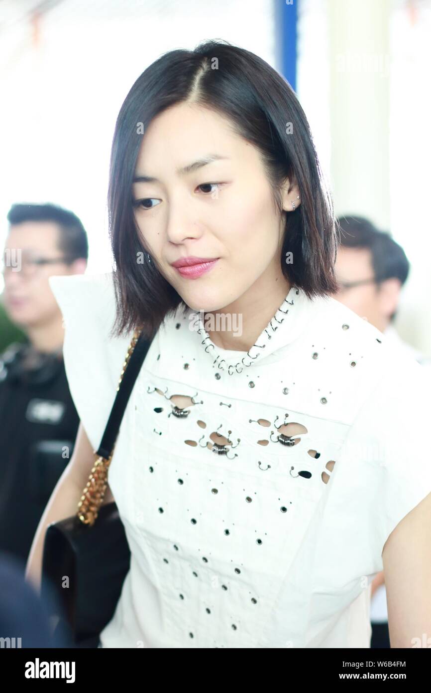 Modello cinese Liu Wen è raffigurato come lei arriva presso l'Aeroporto Internazionale Capital di Pechino in Cina, 11 giugno 2018. Foto Stock
