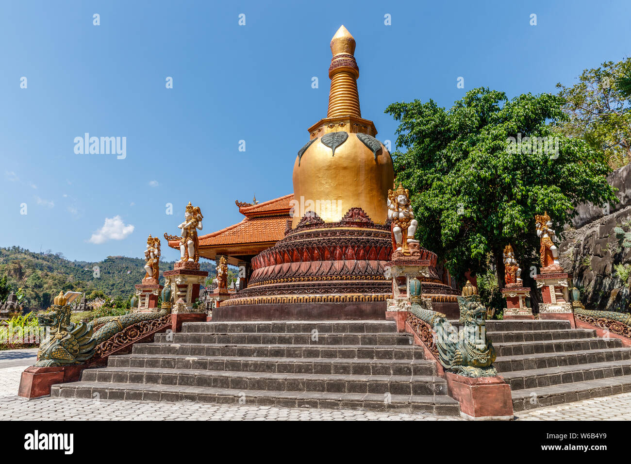 Stupa dorato a Brahmavihara Arama (Vihara Buddha Banjar), tempio buddista monastero a Banjar, Buleleng, Bali, Indonesia. Foto Stock