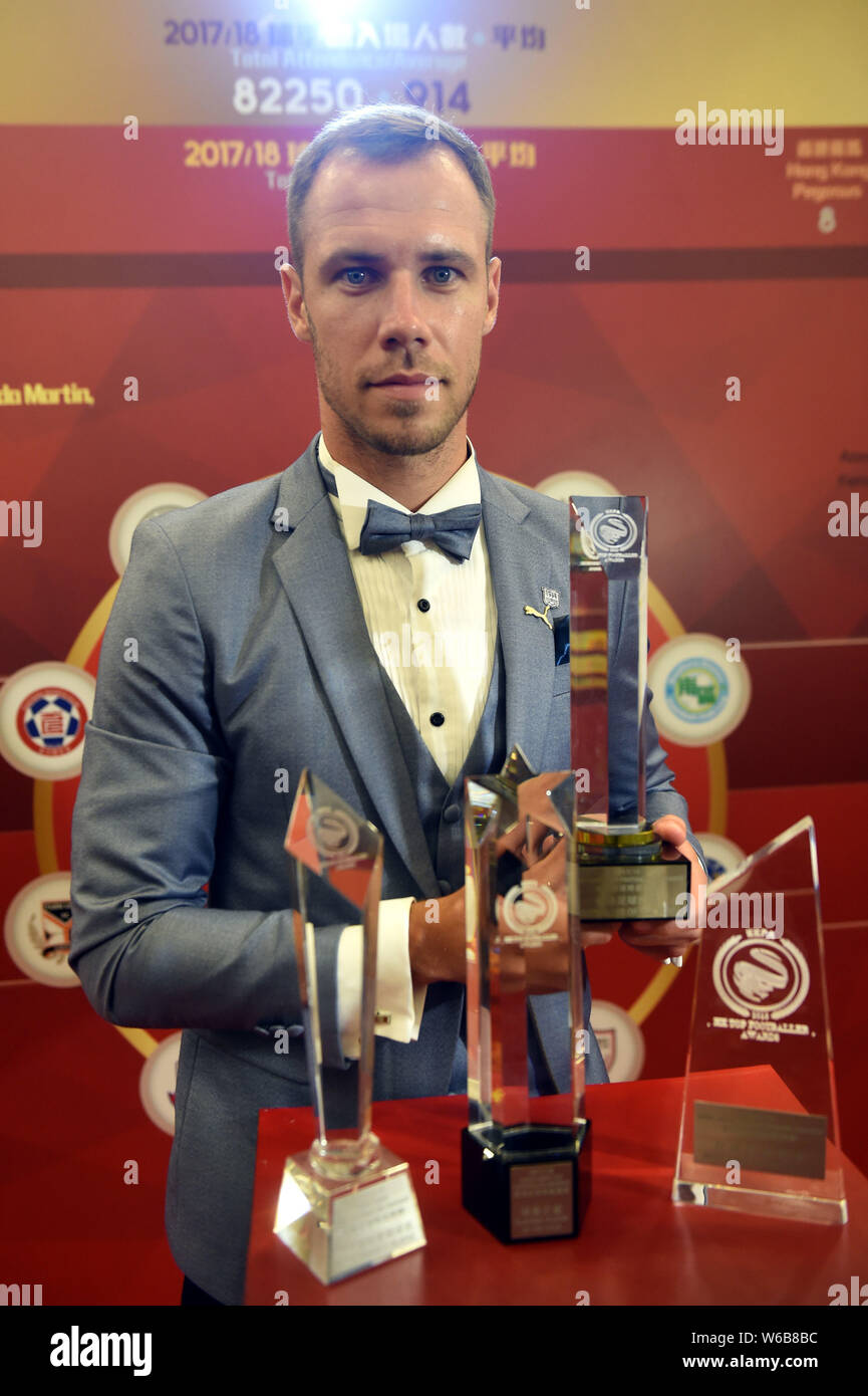 Krisztian Vadocz di Kitchee SC pone con suoi trofei durante il 2016/17 Hong Kong football star awards di Hong Kong, Cina, 17 maggio 2018. Foto Stock