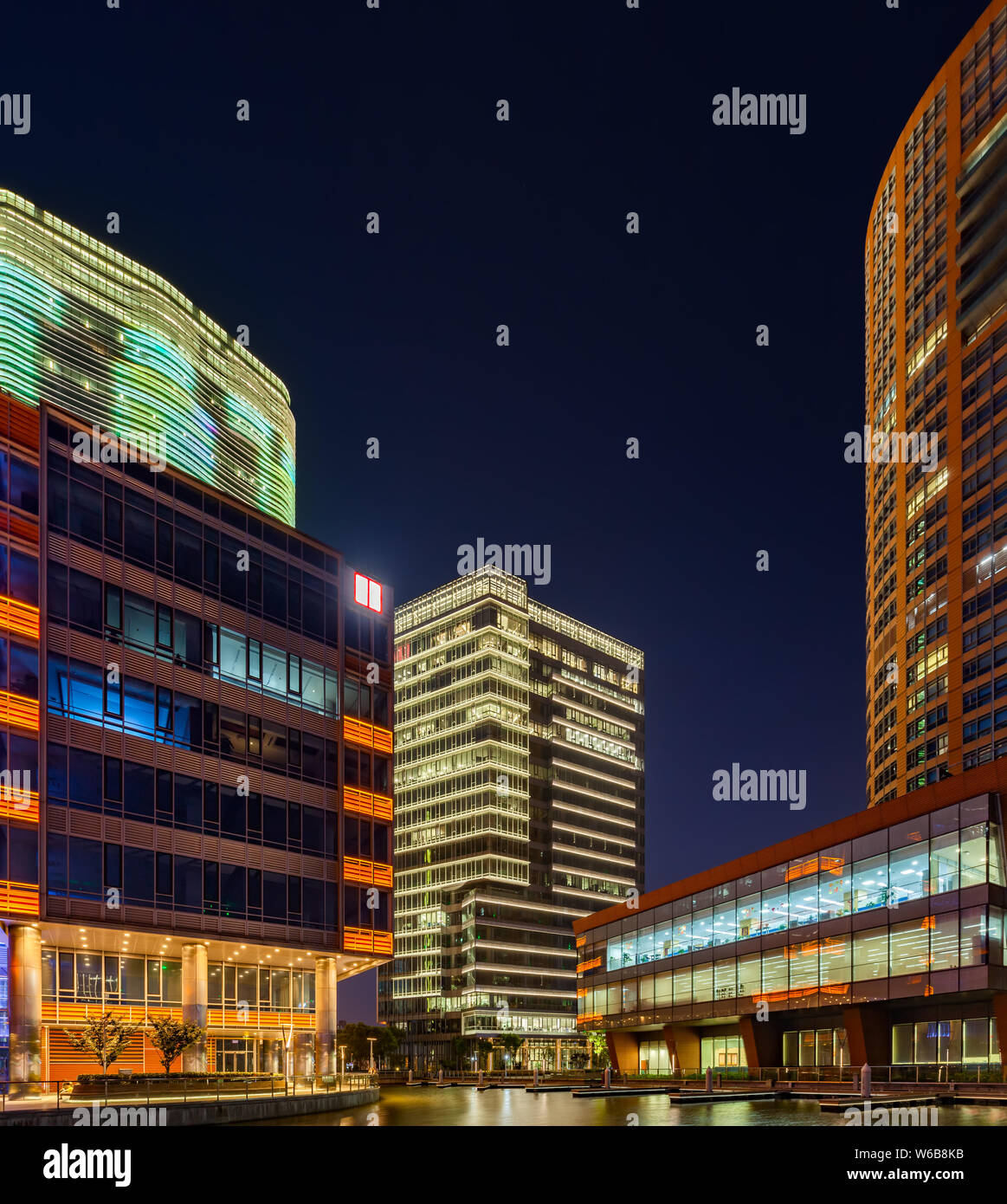 I grandi edifici e i grattacieli sono illuminati sul North Bund di Puxi, Shanghai, Cina, 14 maggio 2018. Foto Stock