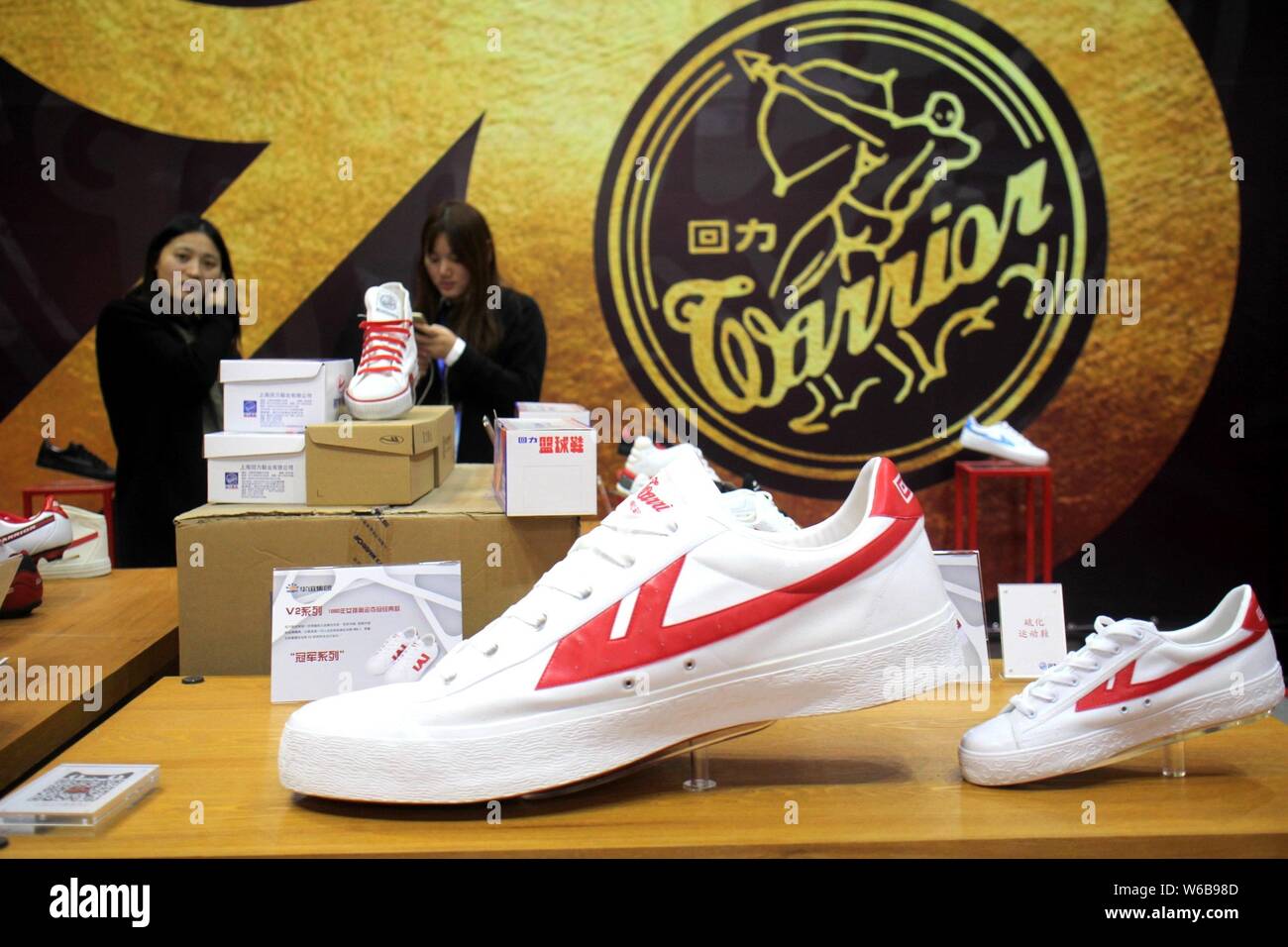 --FILE--Sneakers sono in esposizione presso lo stand di cinesi scarpe da ginnastica maker Warrior durante una mostra a Shanghai in Cina, 10 novembre 2017. Warr Foto Stock