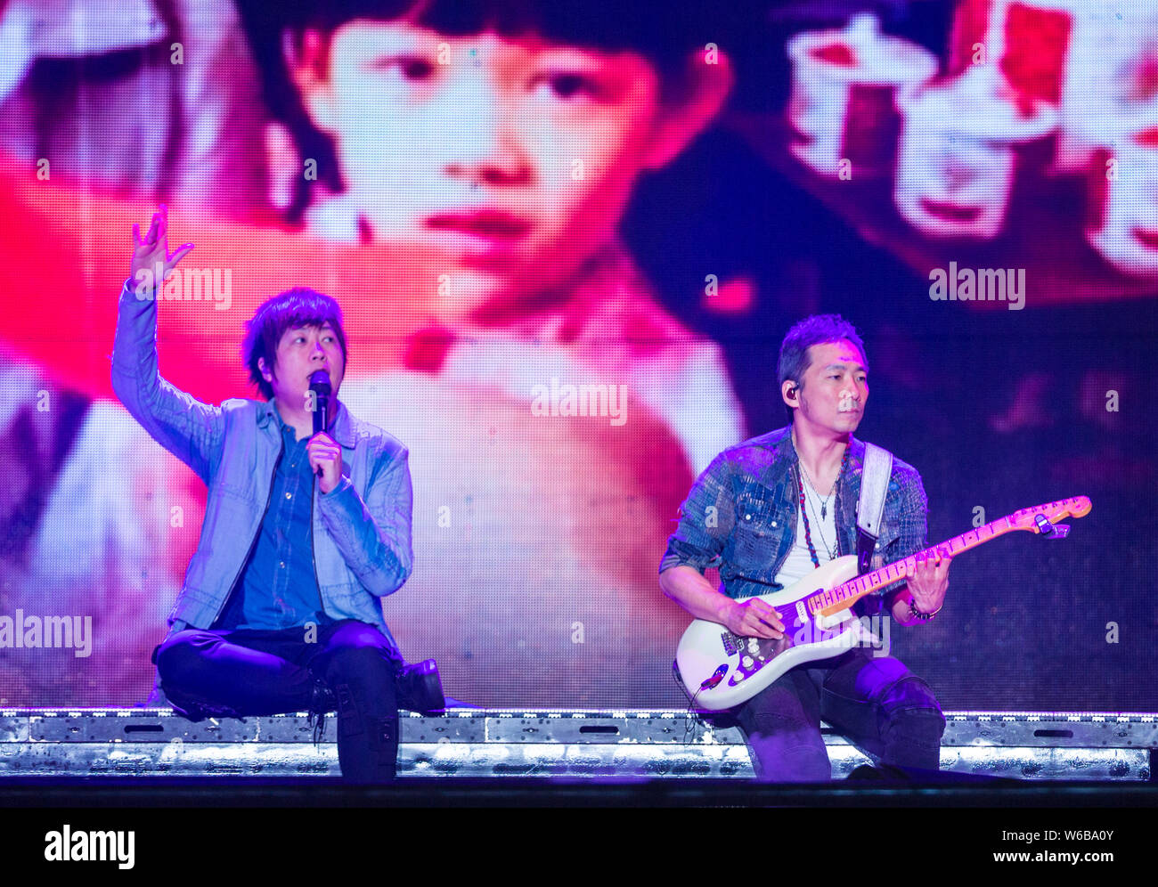 Chen Hsin-hung, meglio noto con il suo nome di fase Ashin, a sinistra e a pietra (Shi Chin-hang) Taiwanese di rock band Mayday eseguire presso la vita Tour 2018 Conc Foto Stock