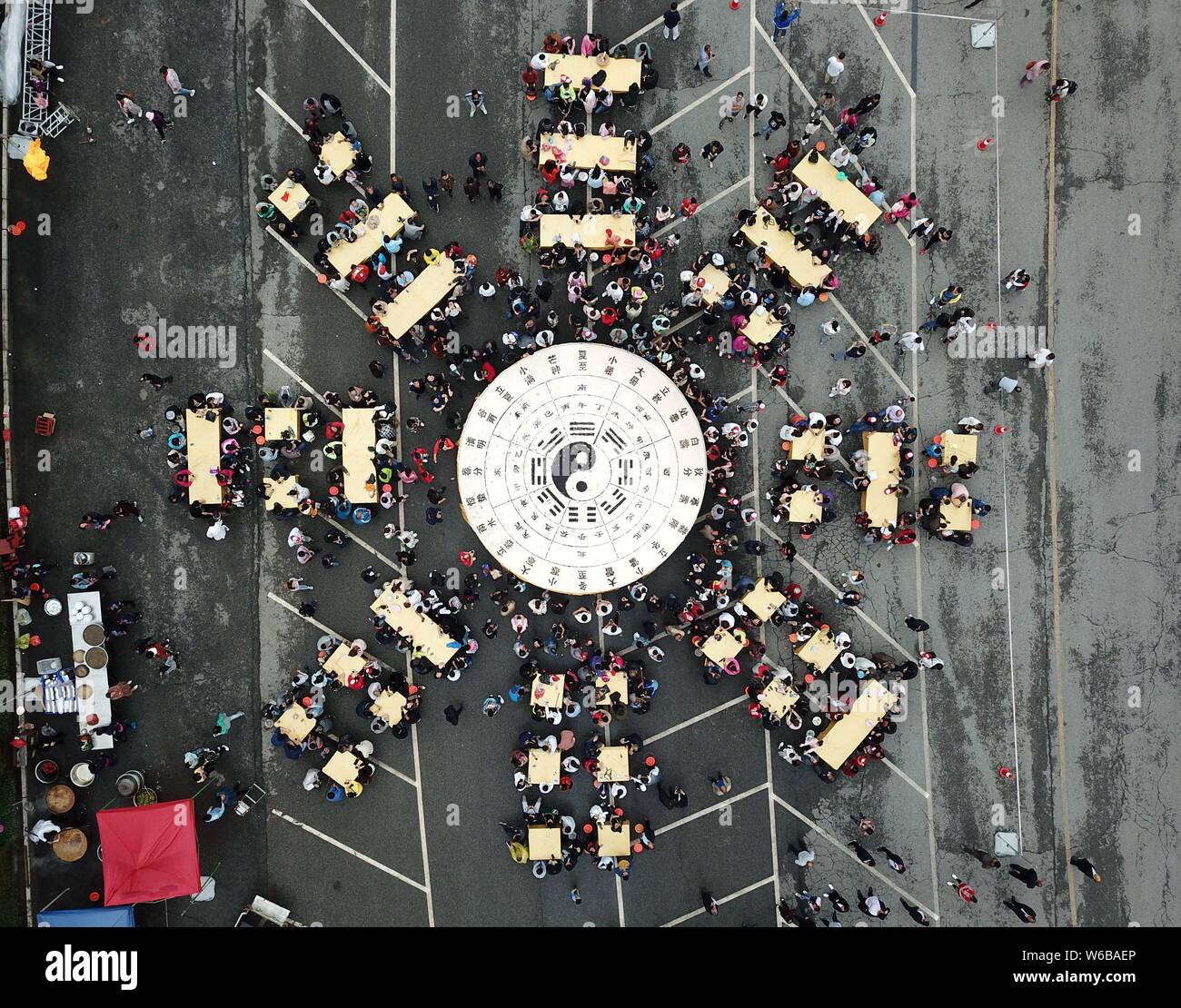 I turisti condividi 3,5 tonnellate di tofu in forma di Tai Chi schema durante un festival taoista al Laojun Mountain scenic spot in Luoyang city, in cento Foto Stock