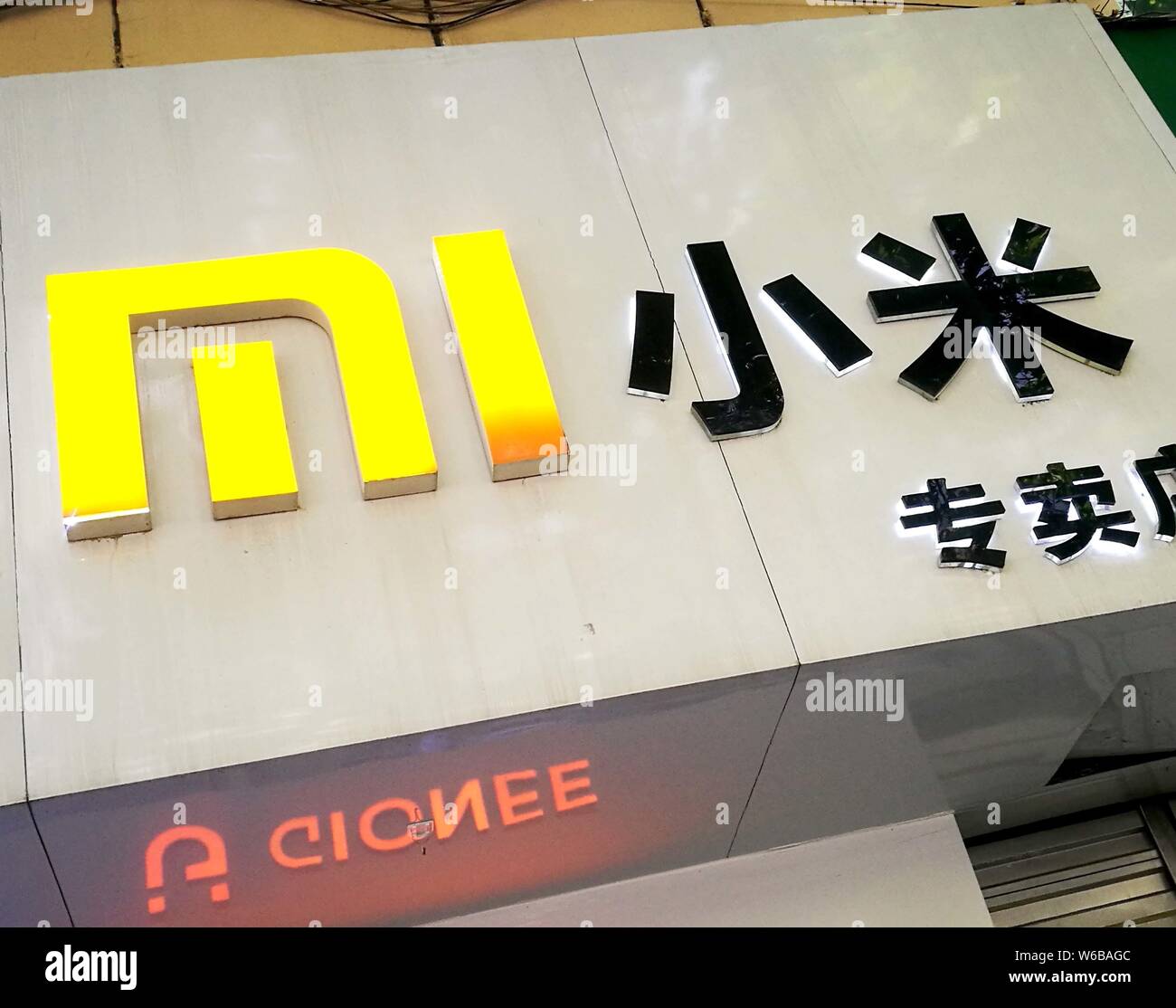 Vista di un cartello in un negozio Xiaomi in città Huaibei, est cinese della provincia di Anhui, 3 maggio 2018. Xiaomi un cinese, società di telefonia mobile ben noto i Foto Stock