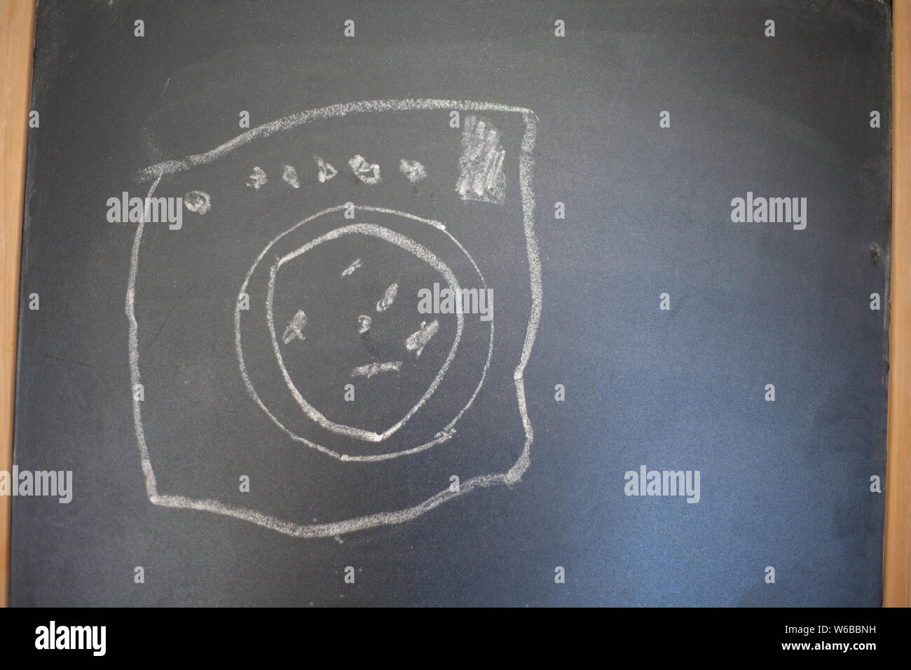 Disegno di una macchina di lavaggio su una lavagna. Disegno realizzato da bambino. Foto Stock