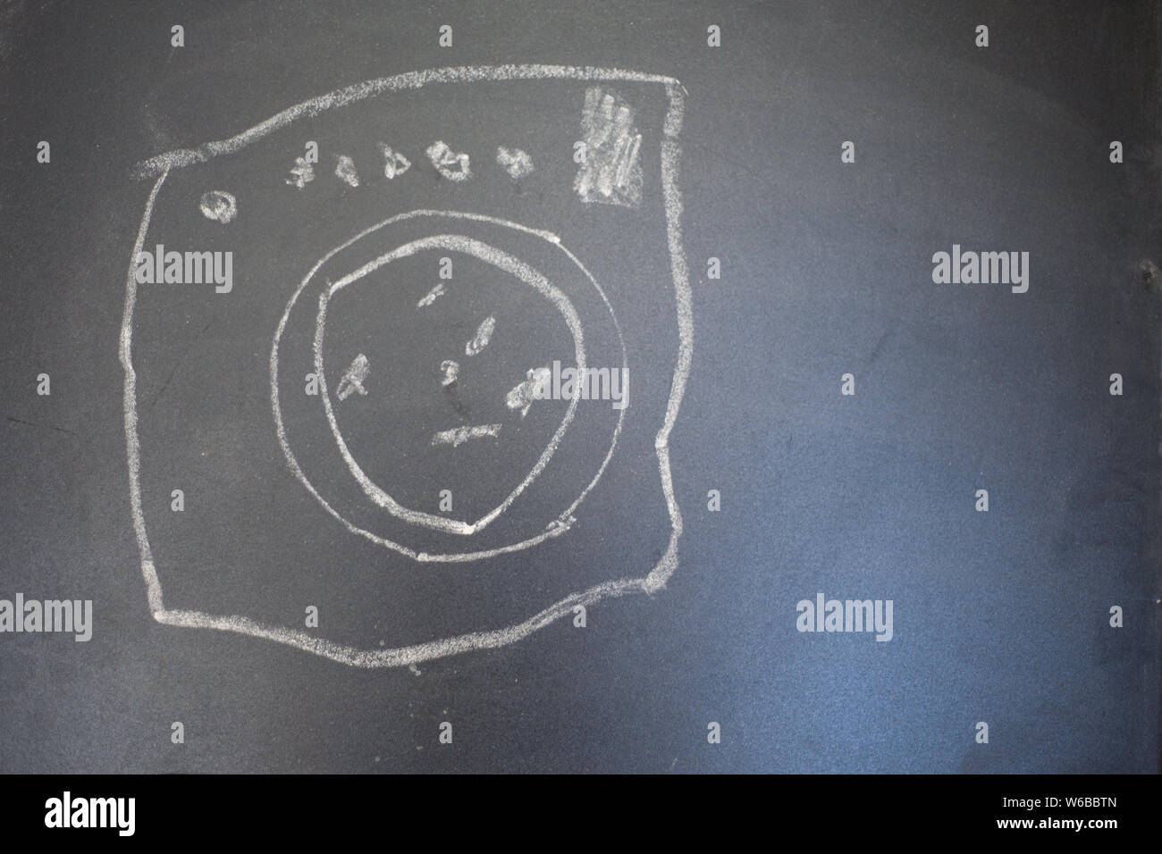 Disegno di una macchina di lavaggio su una lavagna. Disegno realizzato da bambino. Foto Stock