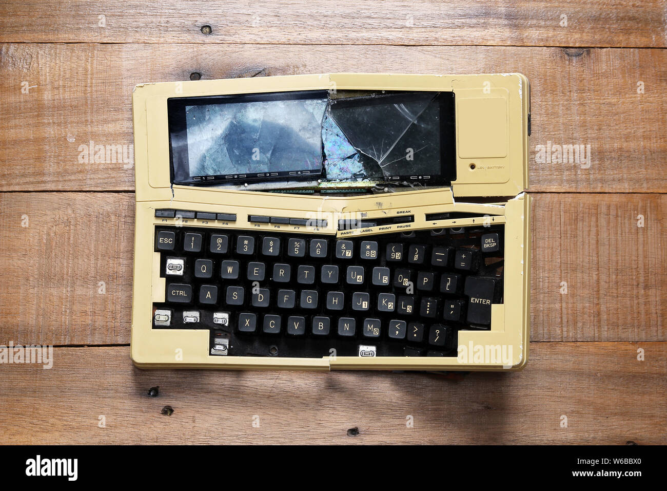 Rotto il computer portatile su sfondo di legno Foto Stock