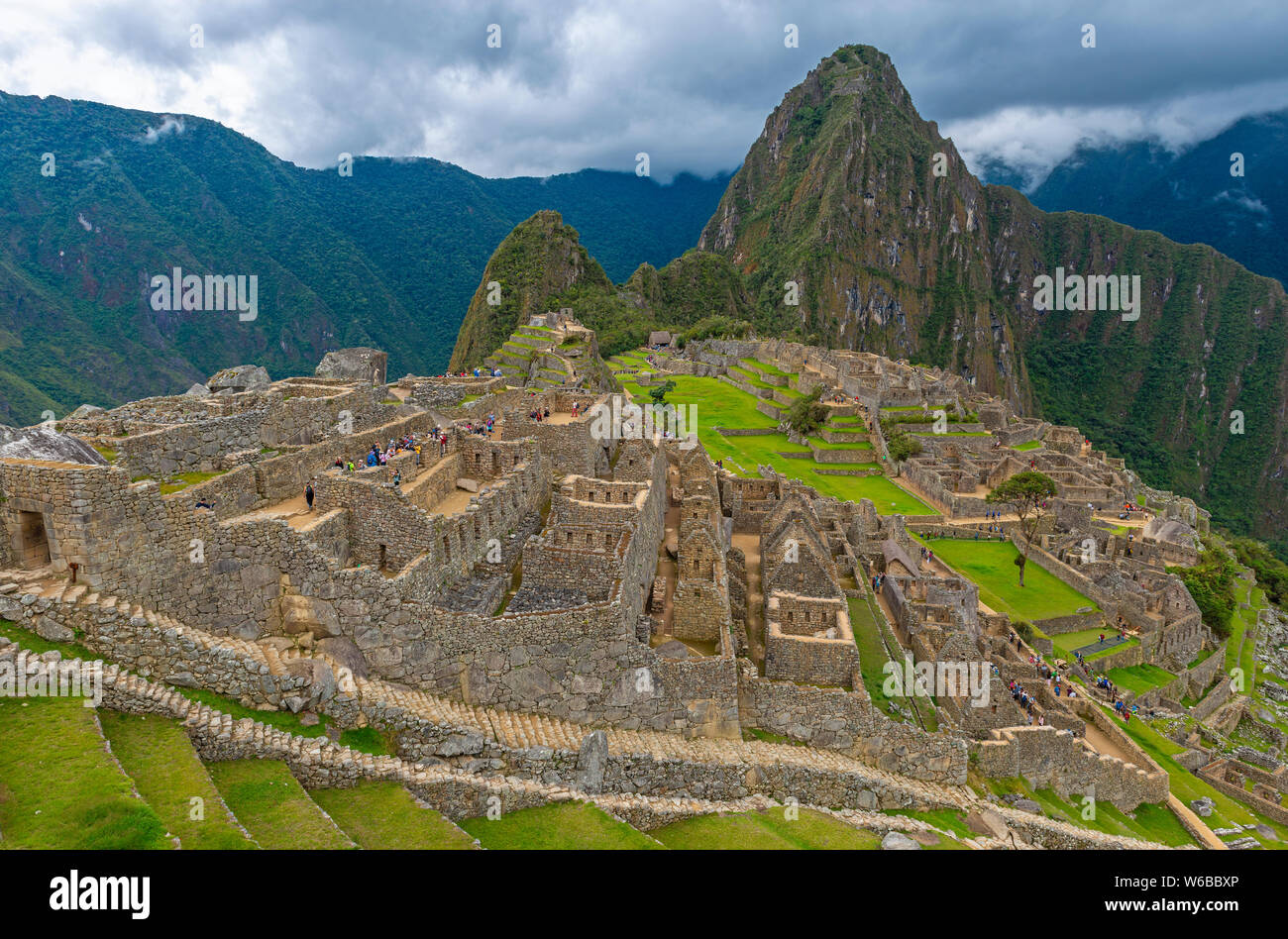 Il paesaggio di rovine Inca di Machu Picchu nelle fasi iniziali della stagione delle piogge, provincia di Cusco, Perù. Foto Stock