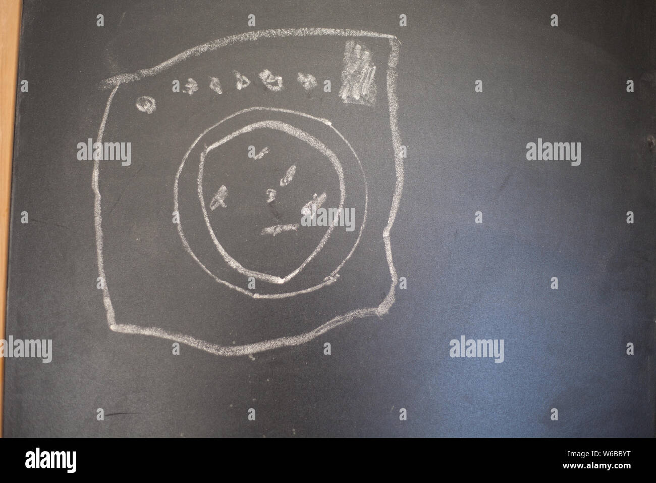 Disegno di una macchina di lavaggio su una lavagna. Disegno realizzato da bambino. Foto Stock