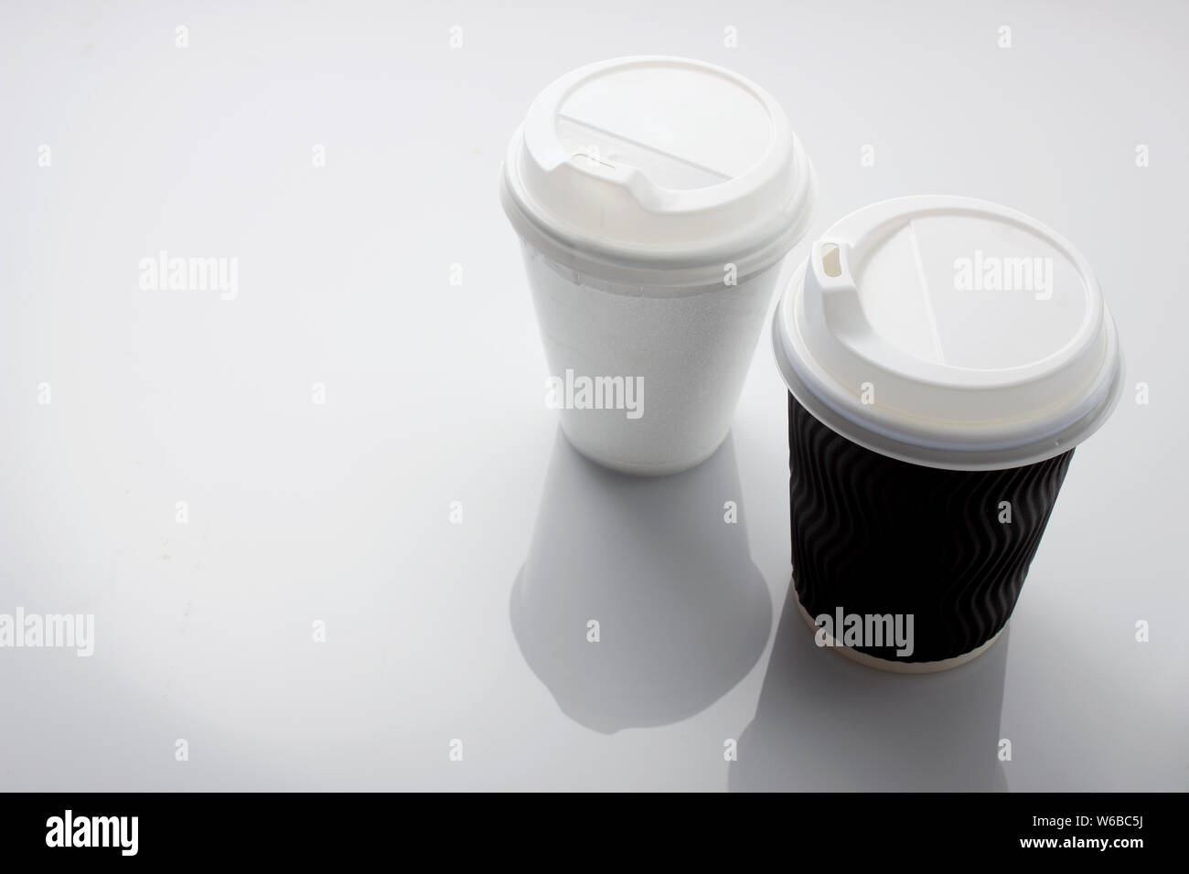 Disposizione tazze da caffè su sfondo bianco Foto Stock
