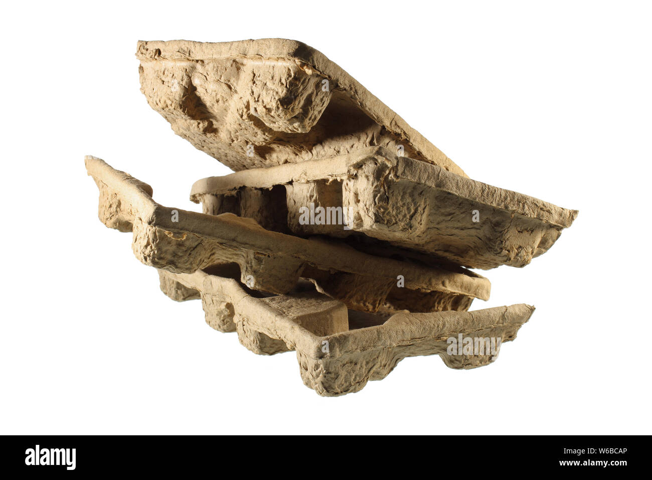 Vassoi di cartone su sfondo bianco Foto Stock