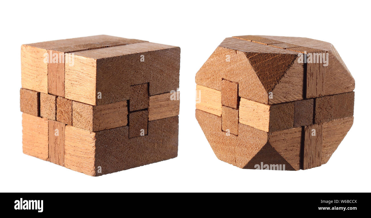 Puzzle in legno i cubi su sfondo bianco Foto Stock