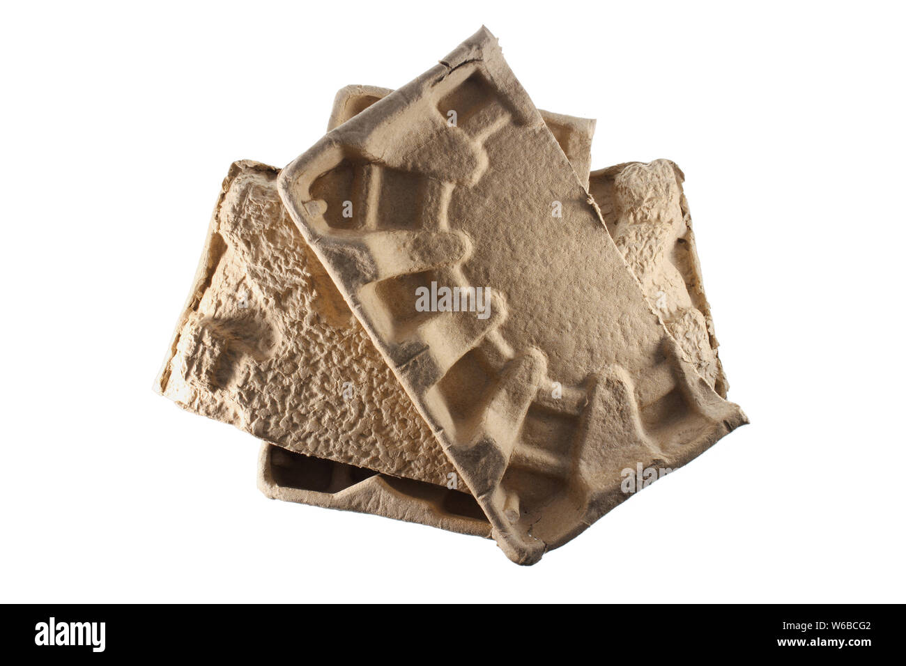 Vassoi di cartone su sfondo bianco Foto Stock