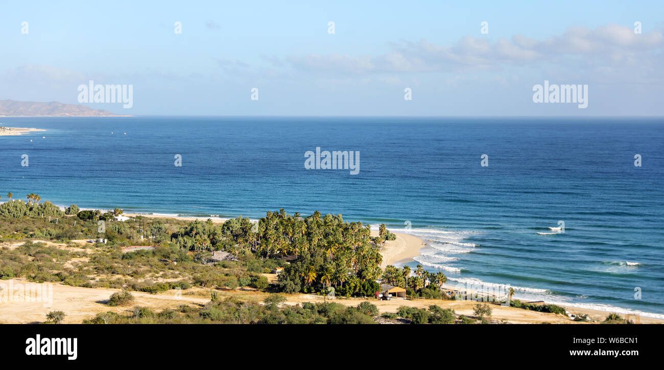 Vista dalla cima della collina della spiaggia di Los Barriles sul mare di Cortez. Foto Stock