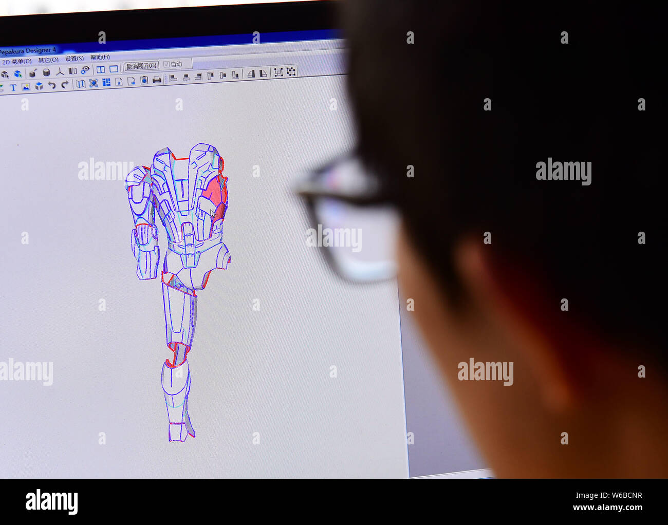 --FILE--25-anno-vecchio uomo cinese Liu Sen progetta un costume realistico di un anime carattere sul suo computer presso la sua officina a Shenyang City, a nord-est Foto Stock
