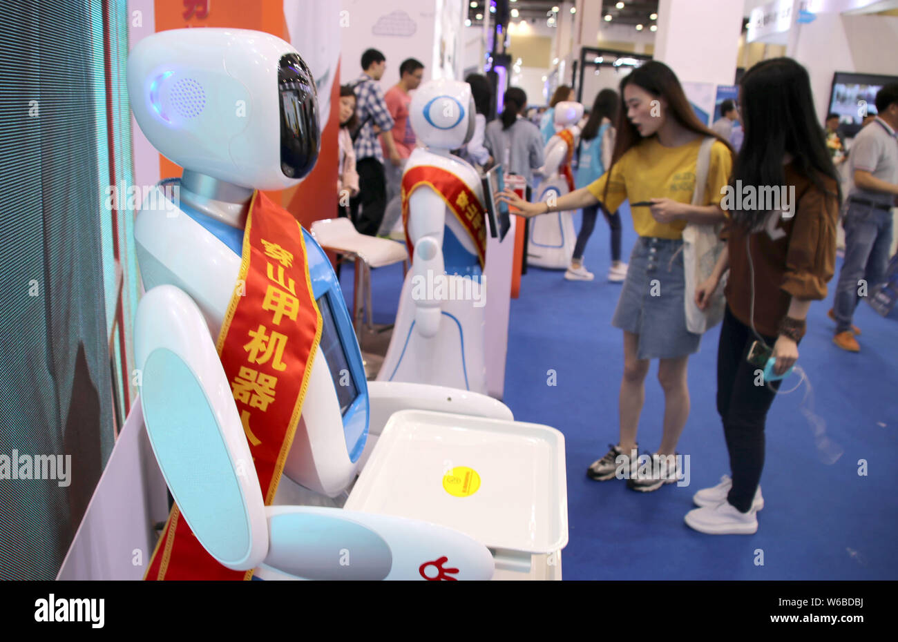 Visitatori guardare a un intelligente servizio ristorante robot durante la IA globale applicazione del prodotto Expo 2018 a Suzhou City, est della Cina di Jiangsu provi Foto Stock