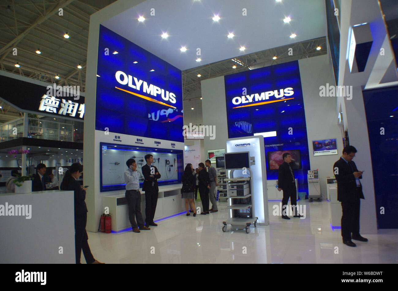--FILE -- la gente visita lo stand della fotocamera giapponese maker Olympus durante una mostra nella città di Wuhan, Cina centrale della provincia di Hubei, 20 ottobre 2015. Foto Stock