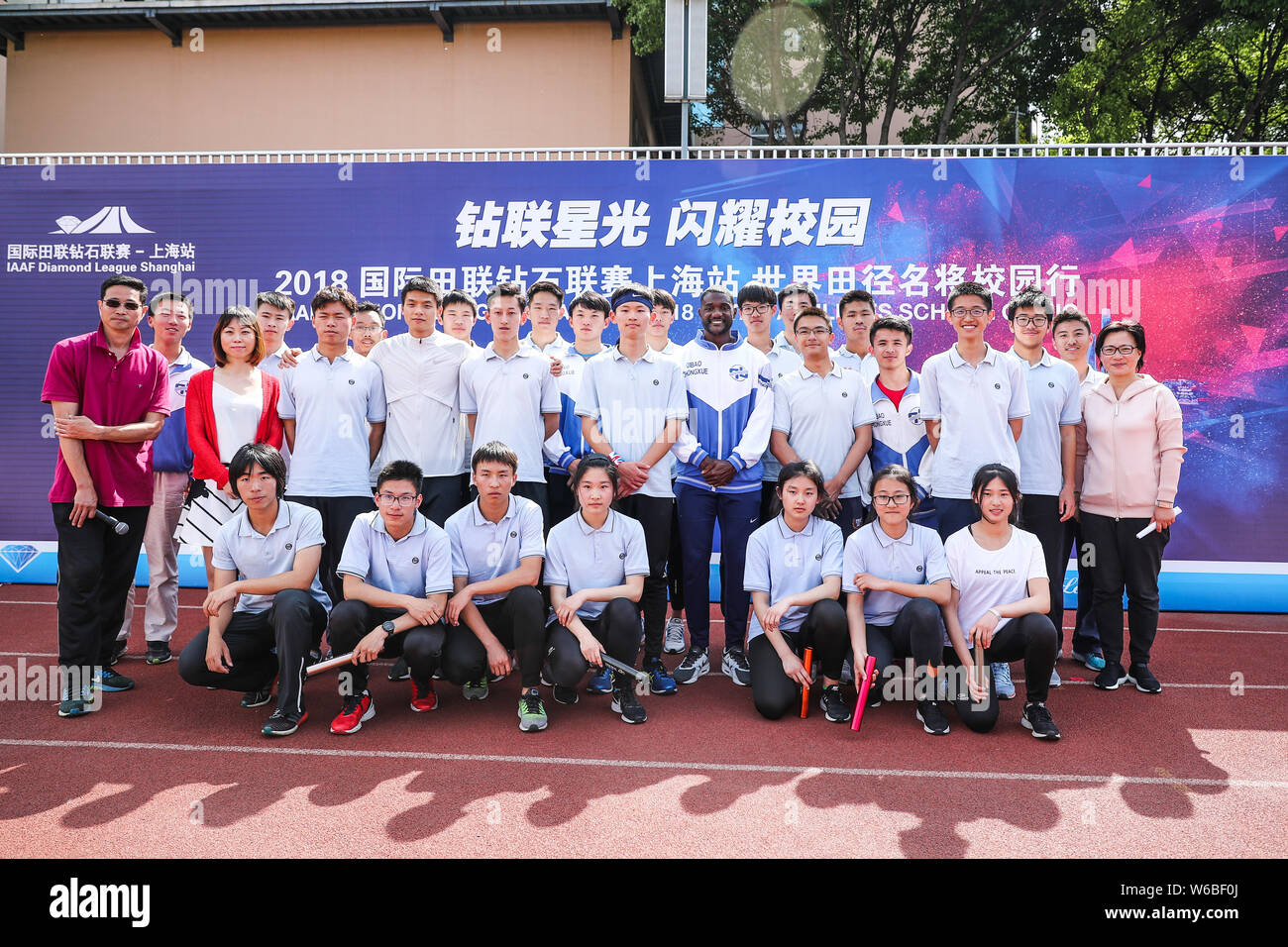 Sprinter americano Justin Gatlin pone per le foto con gli studenti alla Star atleti clinica scuola precedendo la IAAF Diamond League Shanghai 2018 a Foto Stock