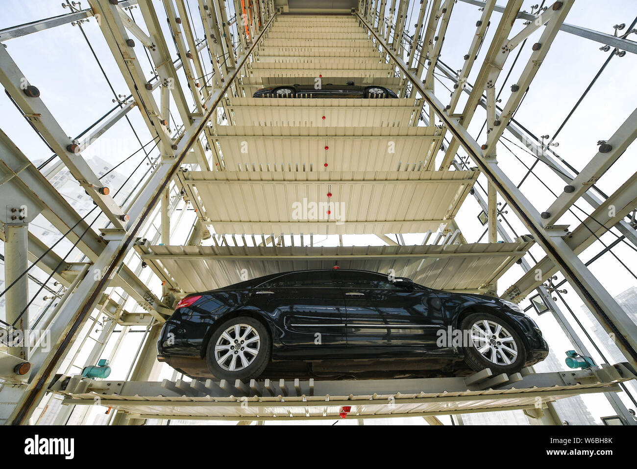 Le macchine vengono parcheggiate in 26 piani di parcheggio in garage con sistema di parcheggio automatico (APS) in Taiyuan, città del nord della Cina nella provincia dello Shanxi, 29 maggio 2018. A 26- Foto Stock