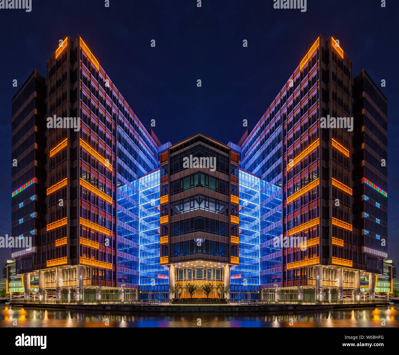 I grandi edifici e i grattacieli sono illuminati sul North Bund di Puxi, Shanghai, Cina, 21 maggio 2018. Foto Stock