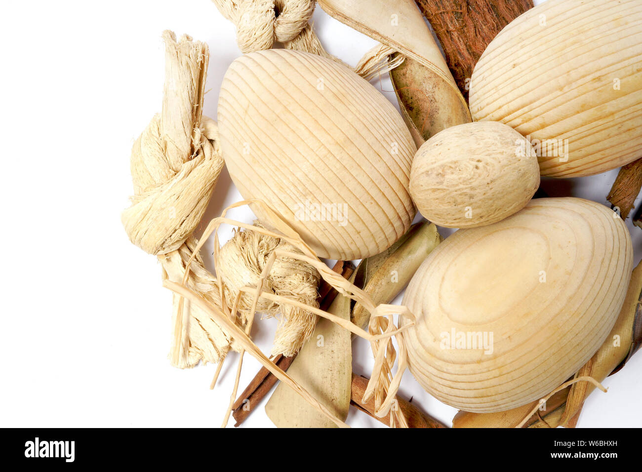 Uovo di legno su sfondo bianco. Pasqua Foto Stock