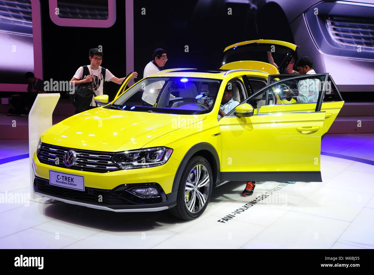 --FILE -- la gente visita lo stand della Volkswagen in occasione di una mostra a Shanghai in Cina, 20 aprile 2017. Shanghai Dazhong Taxi e auto a società di leasing t Foto Stock