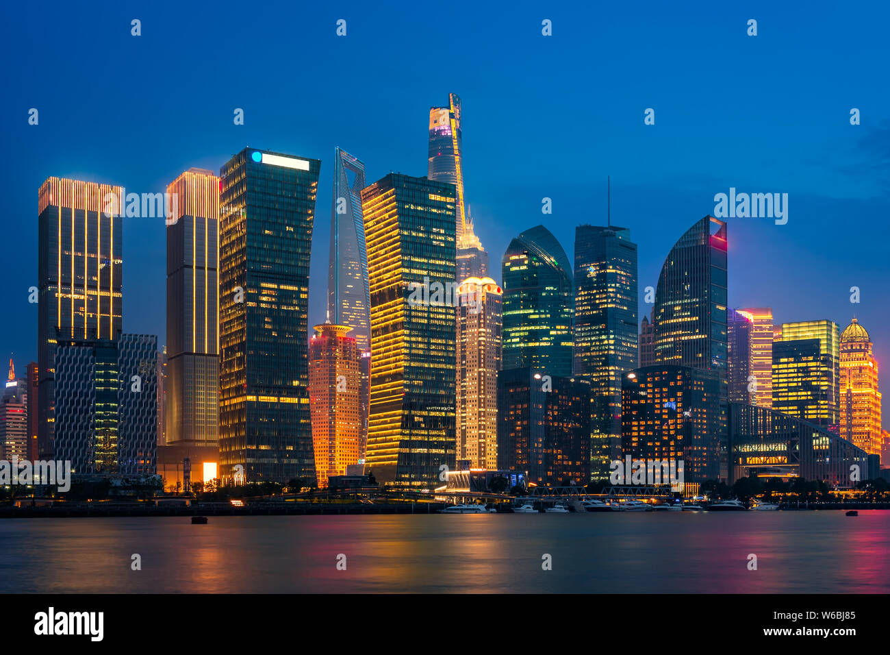 I grandi edifici e i grattacieli sono illuminati sul North Bund di Puxi, Shanghai, Cina, 14 maggio 2018. Foto Stock