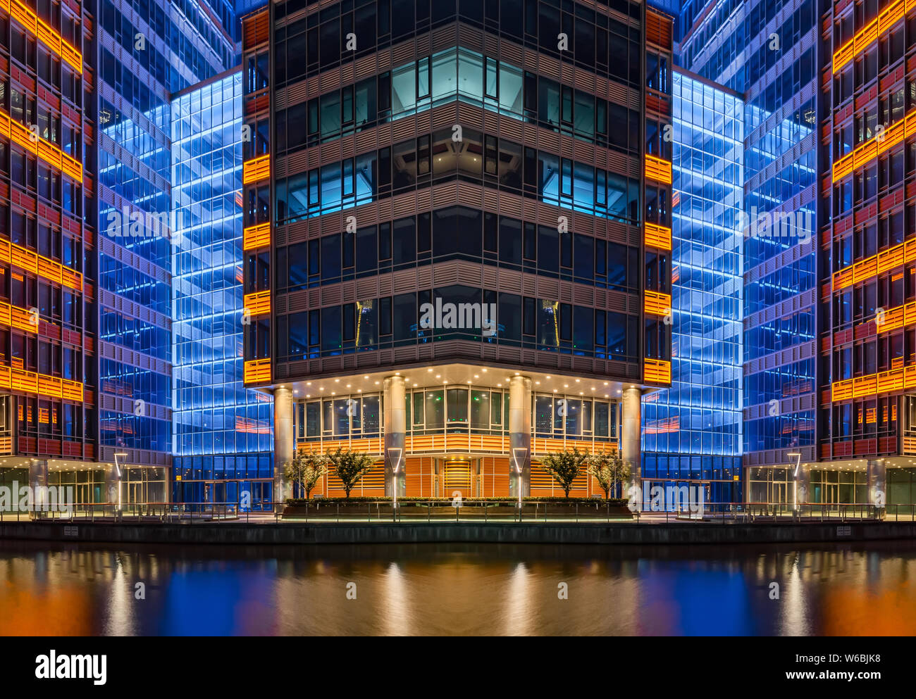 I grandi edifici e i grattacieli sono illuminati sul North Bund di Puxi, Shanghai, Cina, 22 maggio 2018. Foto Stock