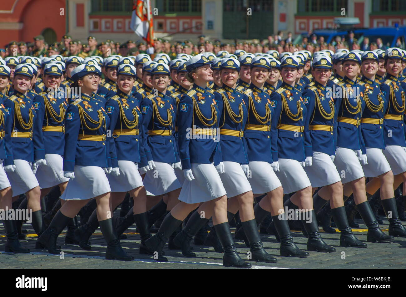 Femmina di soldati russi marzo lungo la Piazza Rossa durante il giorno della vittoria: parata militare per contrassegnare la 73rd vittoria giorno anniversario oltre la Germania nazista i Foto Stock