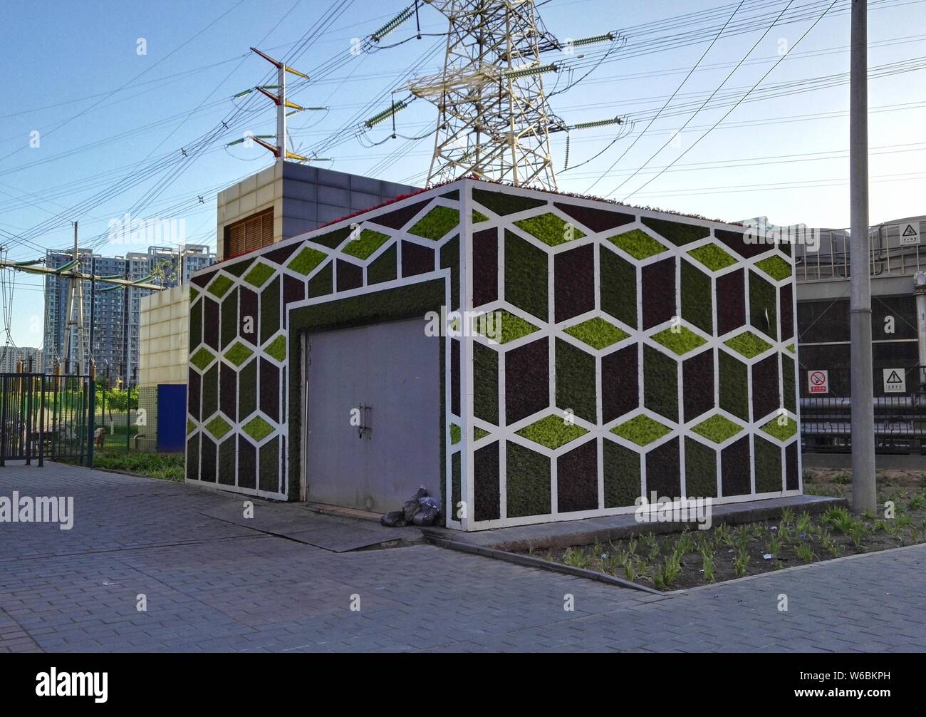 La magia a forma di cubo wc pubblico è decorata con forma quadrata di piante in diversi colori a Pechino, in Cina, il 3 maggio 2018. Un wc pubblico featur Foto Stock