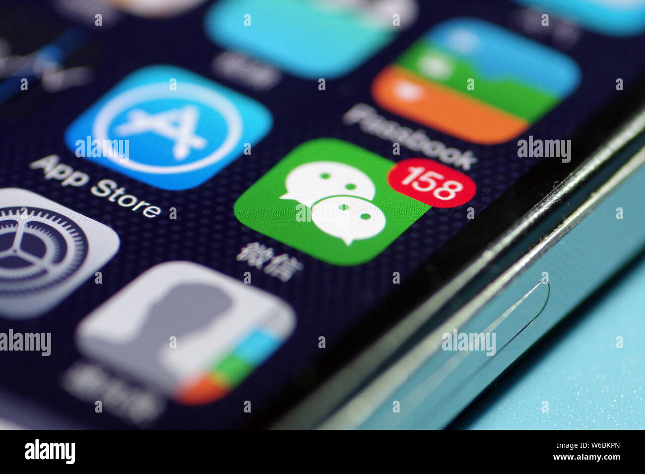 --FILE--un cinese utente del telefono mobile mostra le icone delle app App Store, sinistra e app di messaggistica Weixin o WeChat, di Tencent sul suo iPhone smartphone io Foto Stock